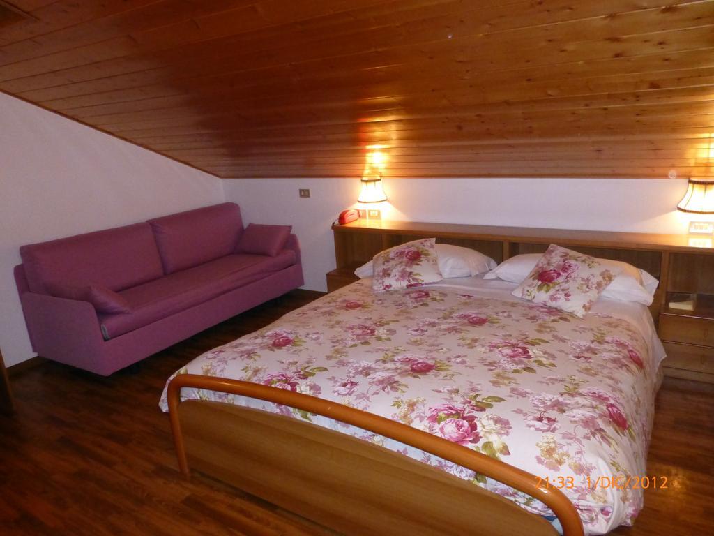 Hotel San Giovanni Vigo di Fassa Rum bild
